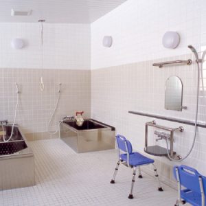 浴室　ゆったりと入れる大浴槽と個人浴槽があり、利用者の機能を活かしながら、入浴を楽しむことができます